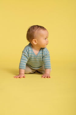 V-ringad babytröja med ränder