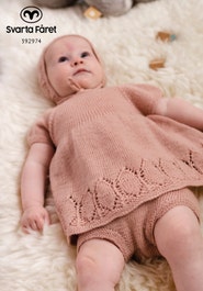 Mönster Sola - Stickad babyklänning